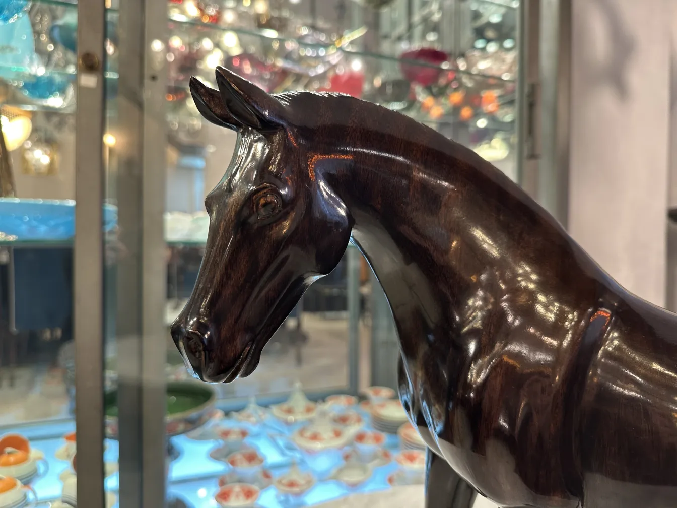 Scultura antica di un cavallo con superficie lucida.