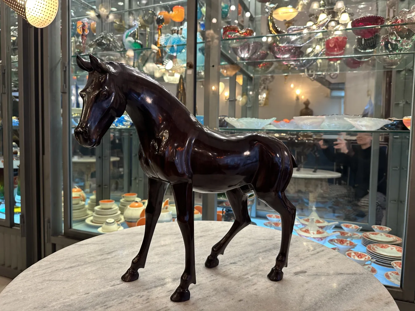 Scultura antica di un cavallo con superficie lucida.