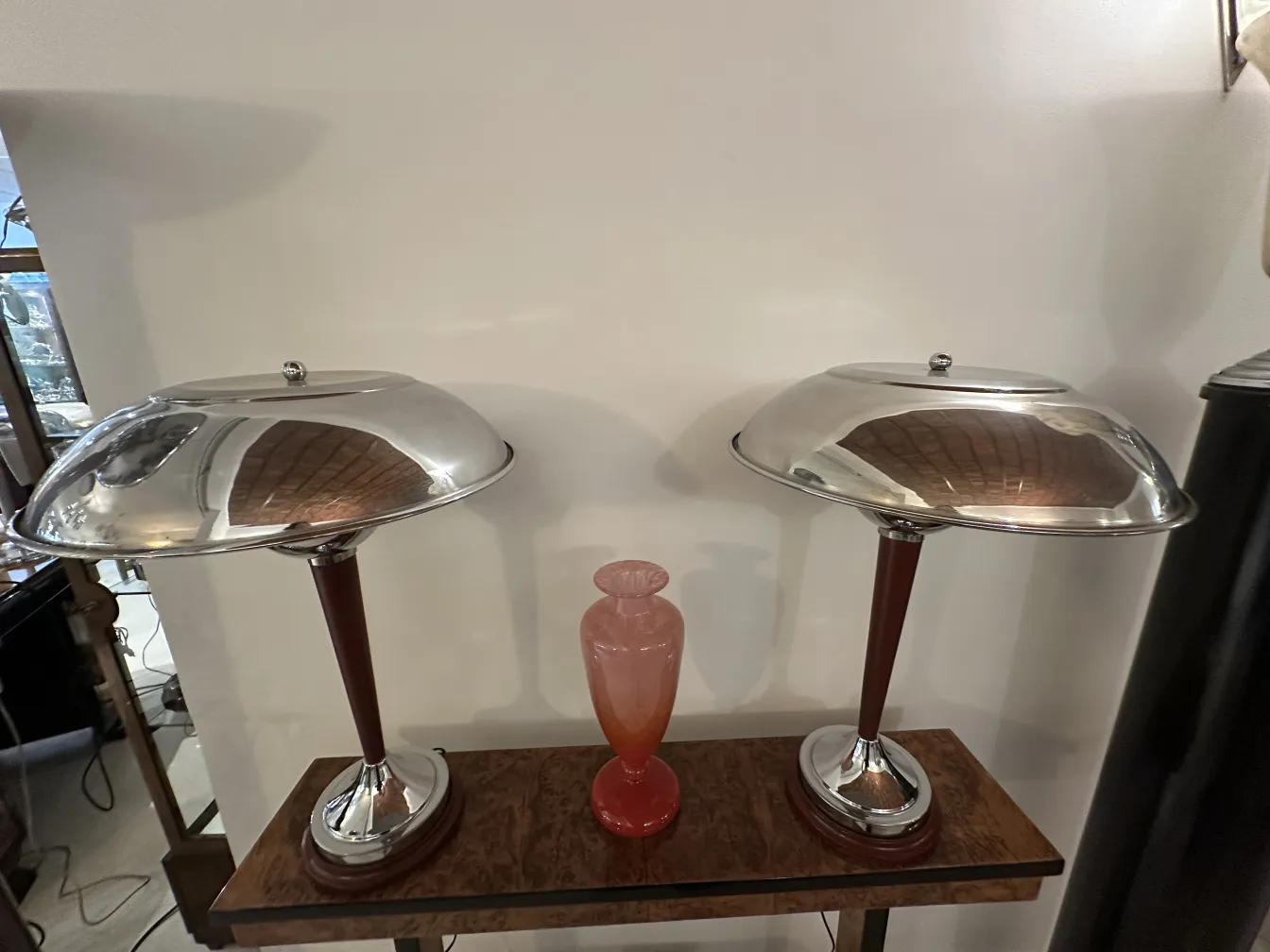 गुलाबी रंग के प्राचीन बर्तन पर हस्ताक्षरित (Schneider), सजावटी