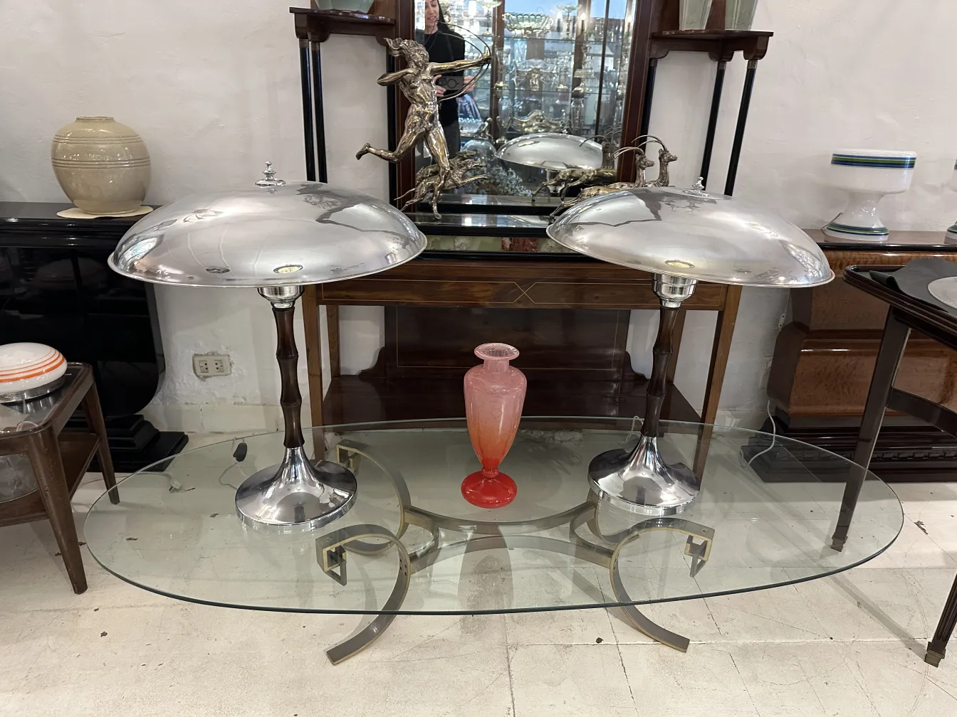 गुलाबी रंग के प्राचीन बर्तन पर हस्ताक्षरित (Schneider), सजावटी