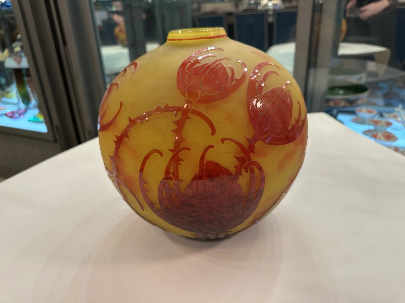古董签名玻璃Le Verre带红色花卉设计