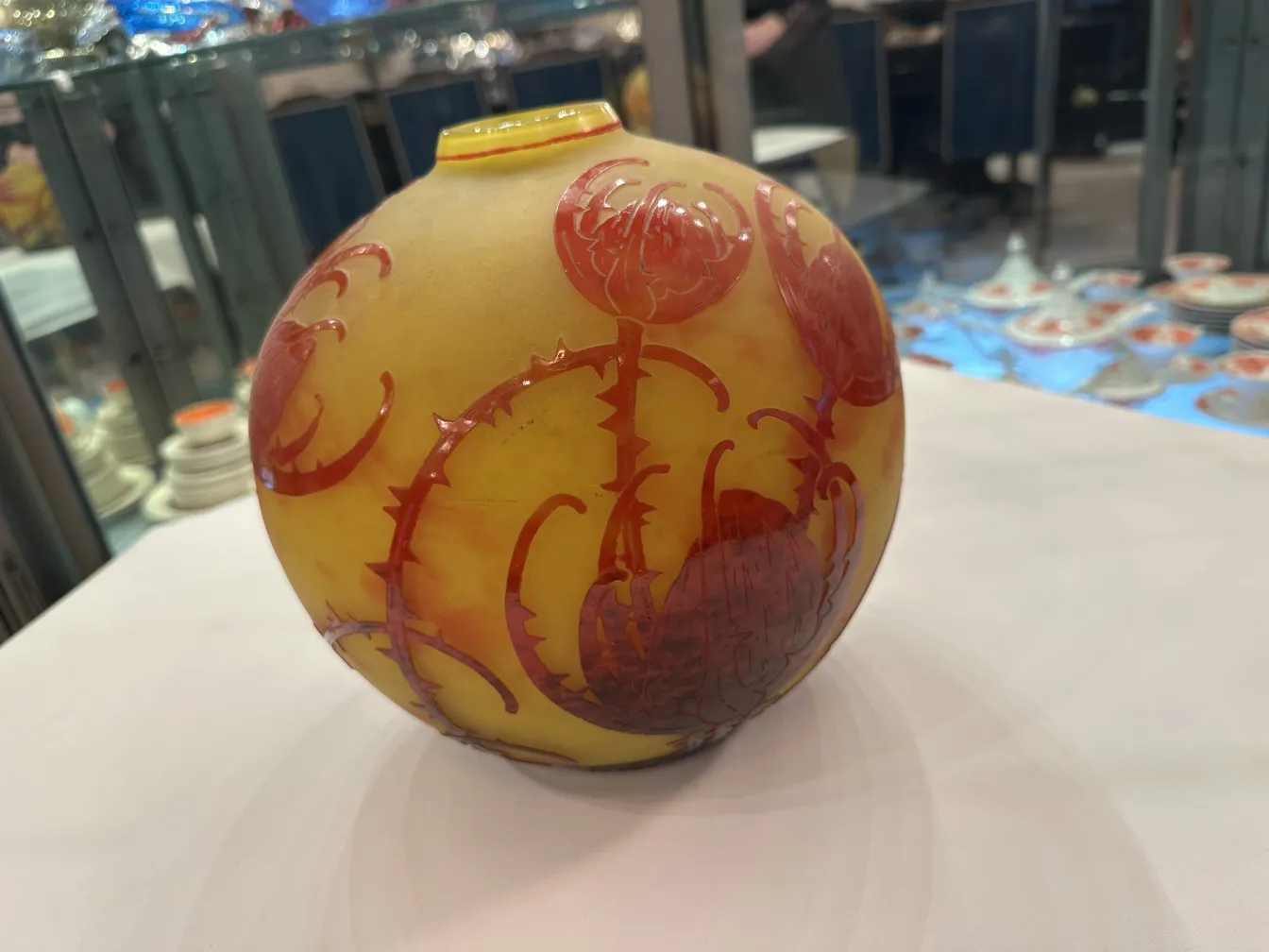 古董签名玻璃Le Verre带红色花卉设计
