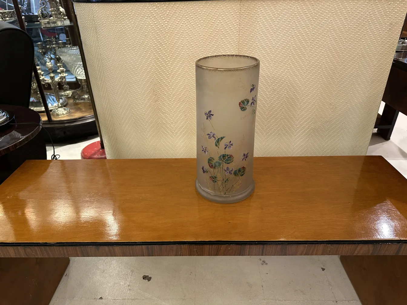 Innenansicht eines alten signierten Glases Daum Nancy, verziert mit Blumen