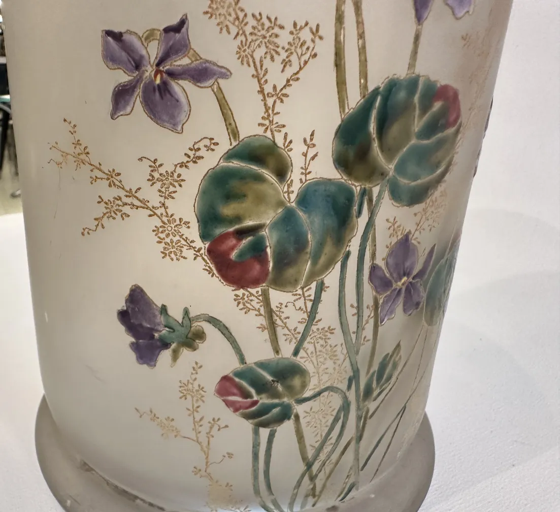 Innenansicht eines alten signierten Glases Daum Nancy, verziert mit Blumen