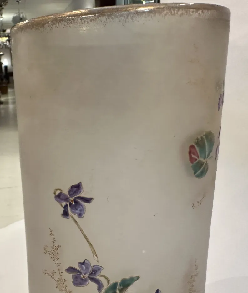 Innenansicht eines alten signierten Glases Daum Nancy, verziert mit Blumen