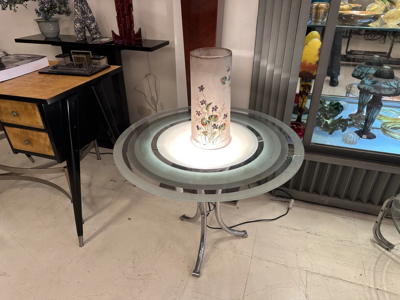 Innenansicht eines alten signierten Glases Daum Nancy, verziert mit Blumen