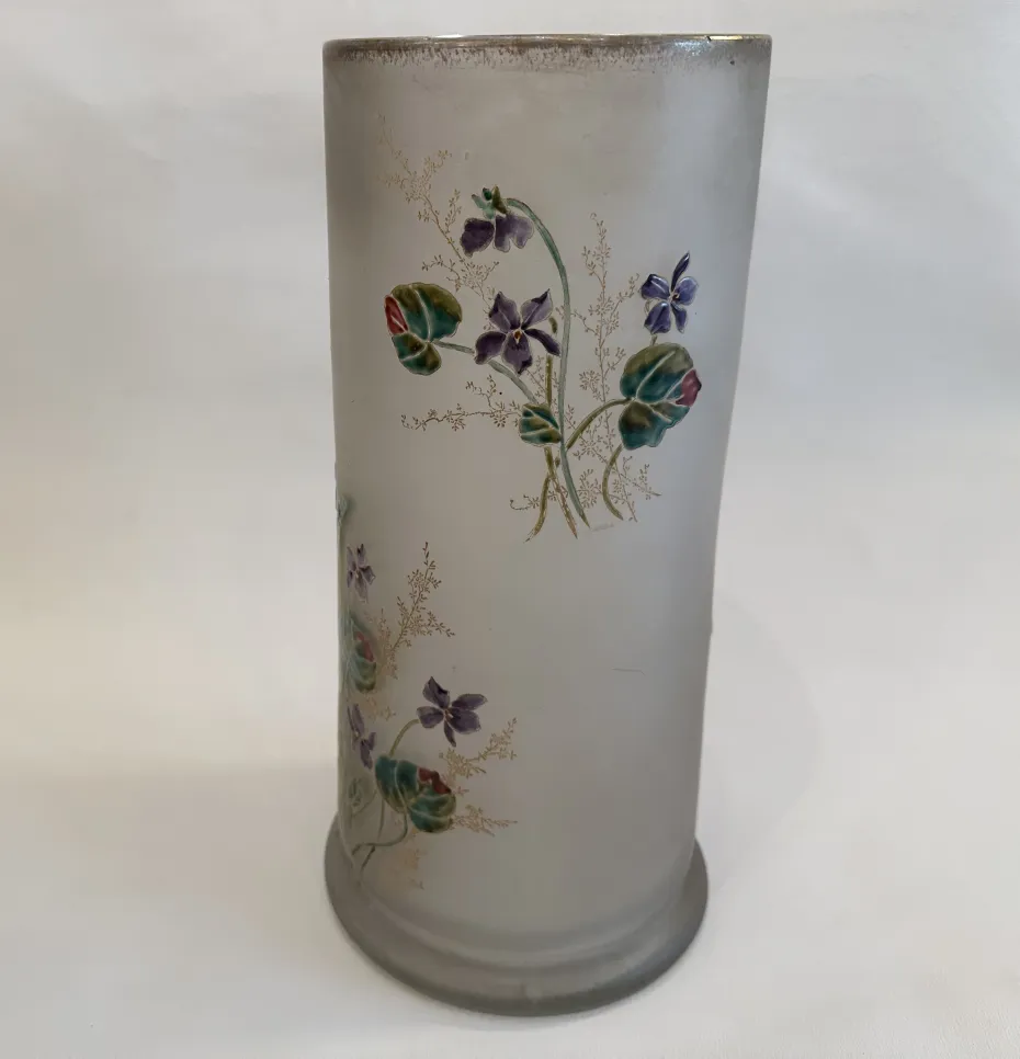 Innenansicht eines alten signierten Glases Daum Nancy, verziert mit Blumen