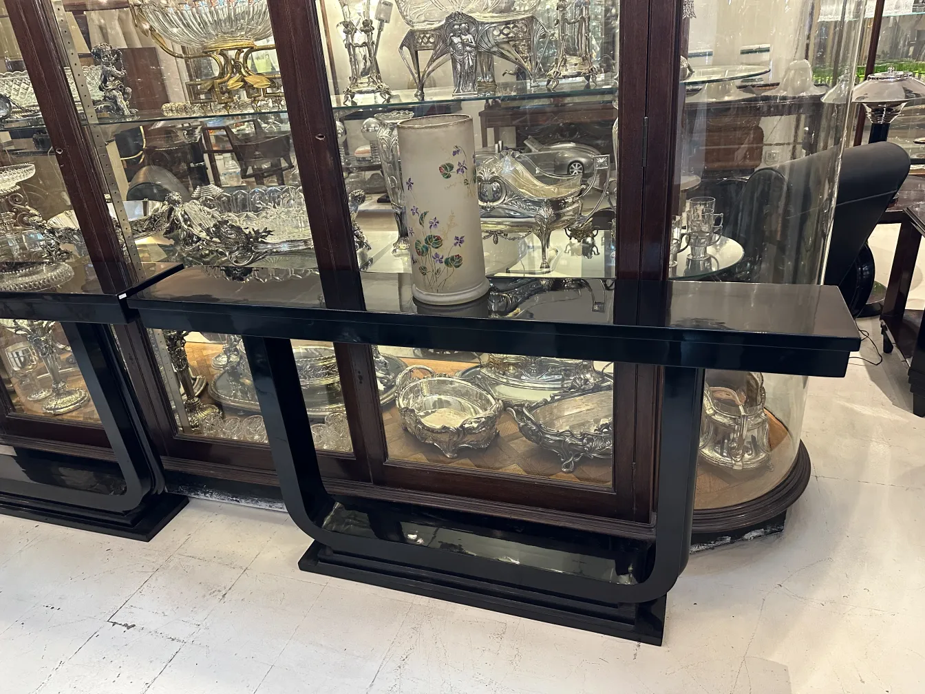 Innenansicht eines alten signierten Glases Daum Nancy, verziert mit Blumen