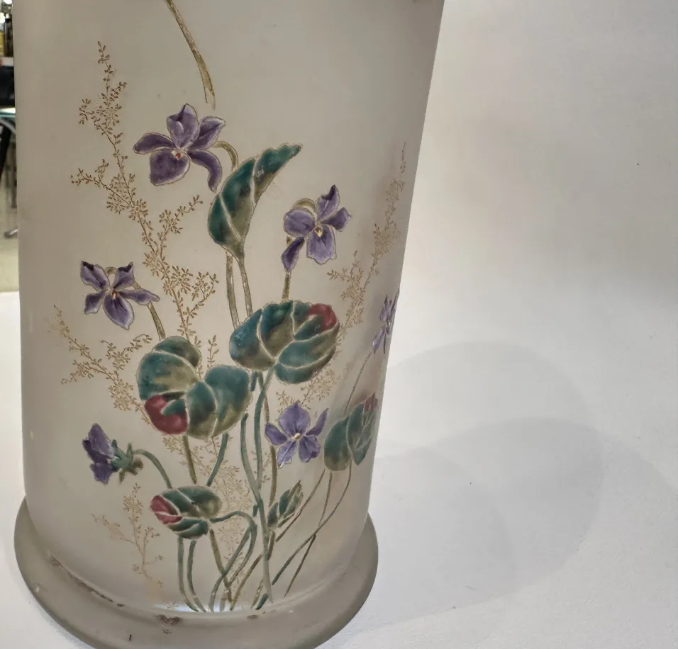 Innenansicht eines alten signierten Glases Daum Nancy, verziert mit Blumen