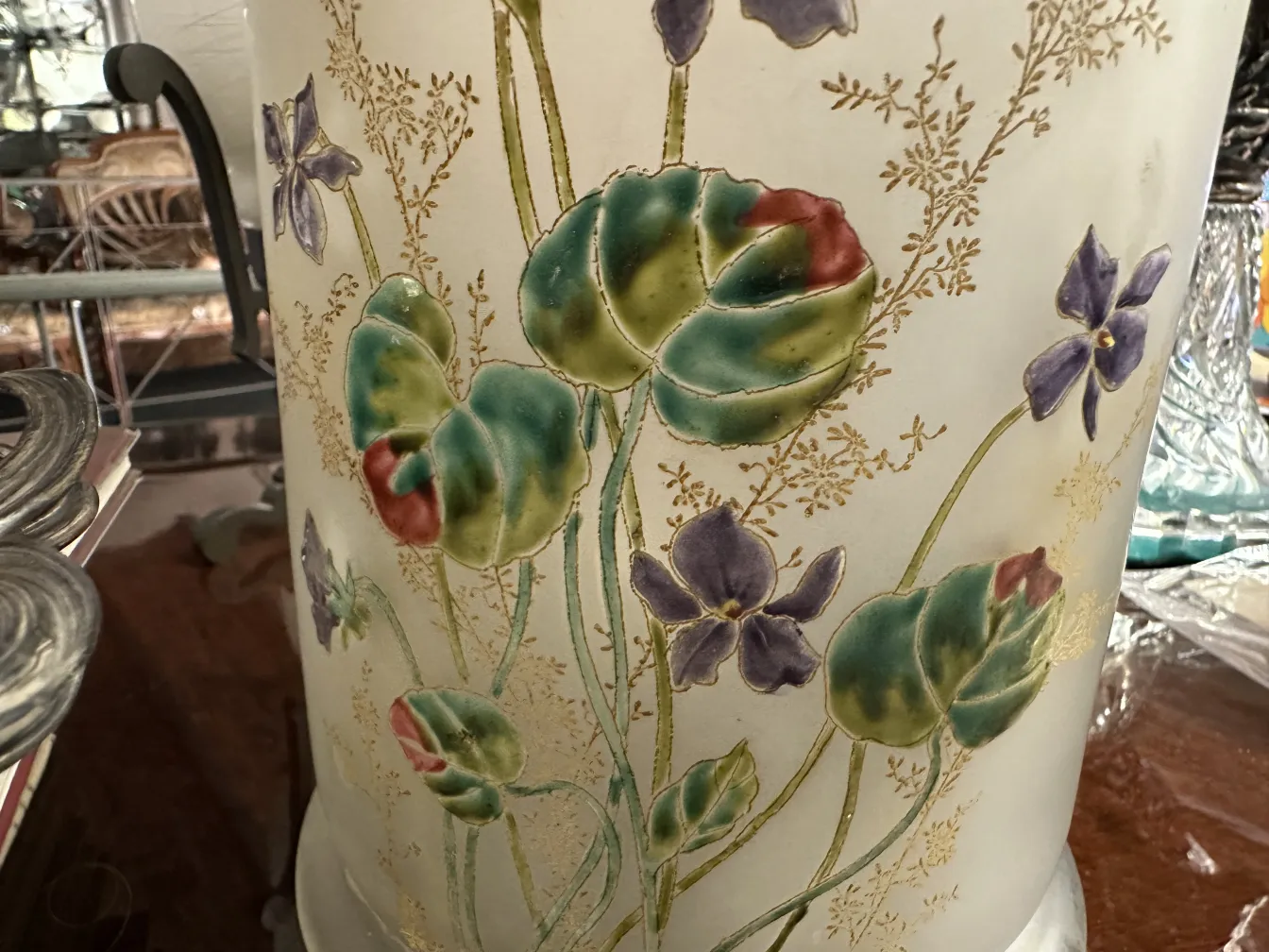 Innenansicht eines alten signierten Glases Daum Nancy, verziert mit Blumen