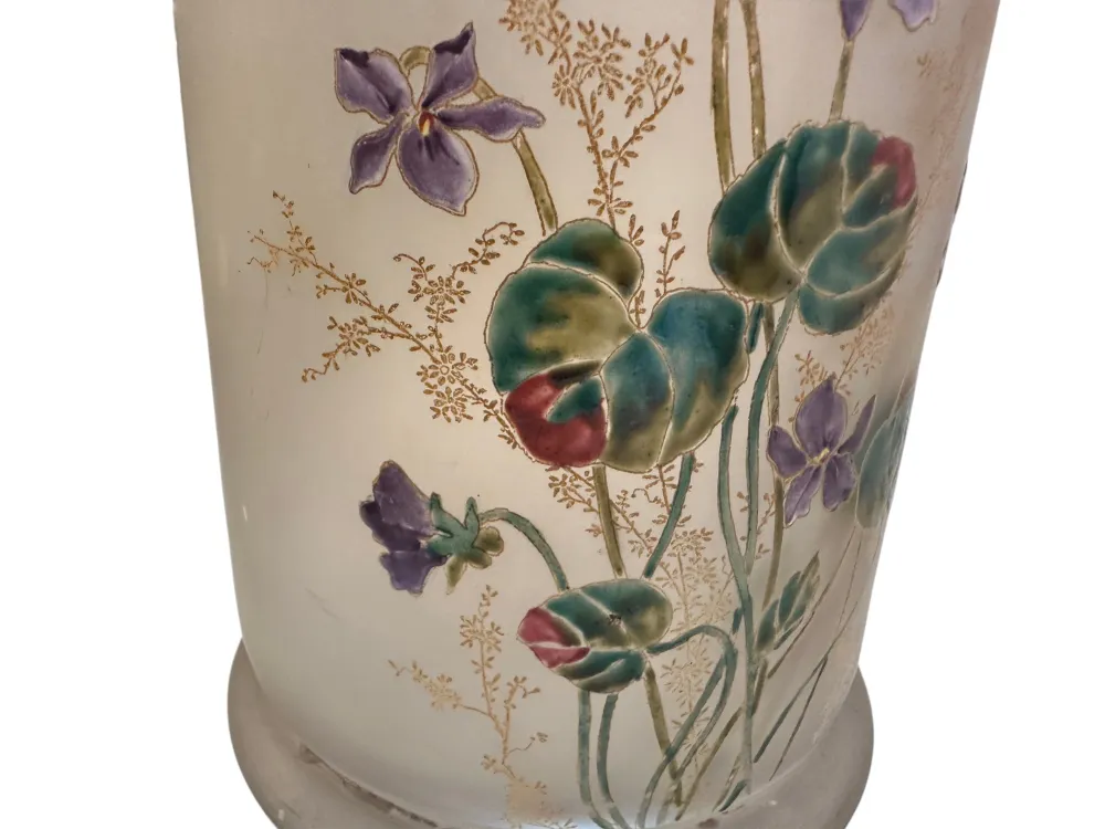 Innenansicht eines alten signierten Glases Daum Nancy, verziert mit Blumen