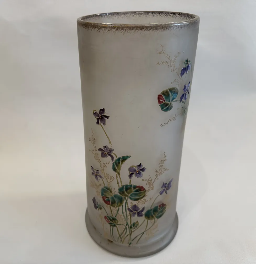 Innenansicht eines alten signierten Glases Daum Nancy, verziert mit Blumen