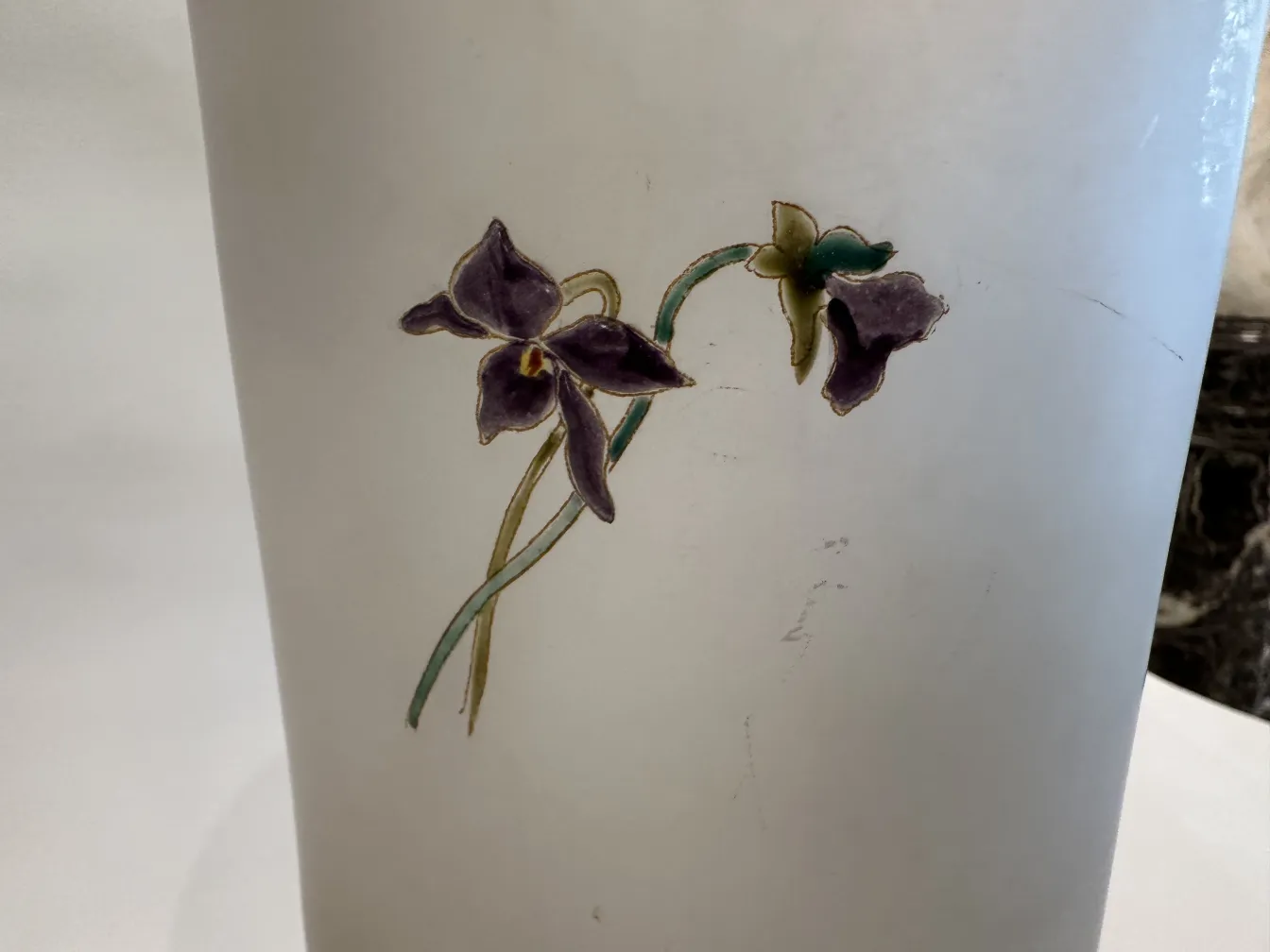 Innenansicht eines alten signierten Glases Daum Nancy, verziert mit Blumen