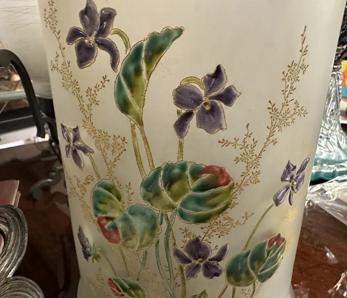Innenansicht eines alten signierten Glases Daum Nancy, verziert mit Blumen