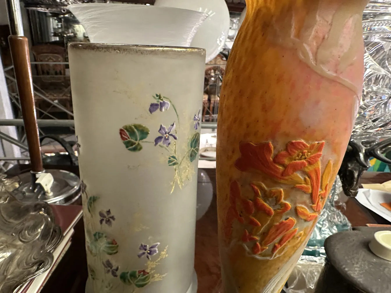 Innenansicht eines alten signierten Glases Daum Nancy, verziert mit Blumen