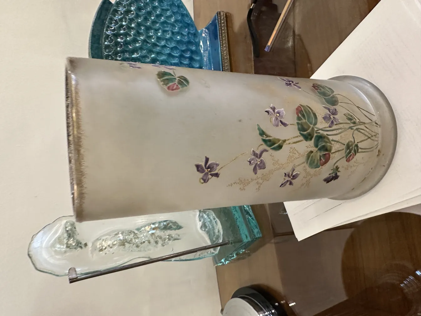 Innenansicht eines alten signierten Glases Daum Nancy, verziert mit Blumen