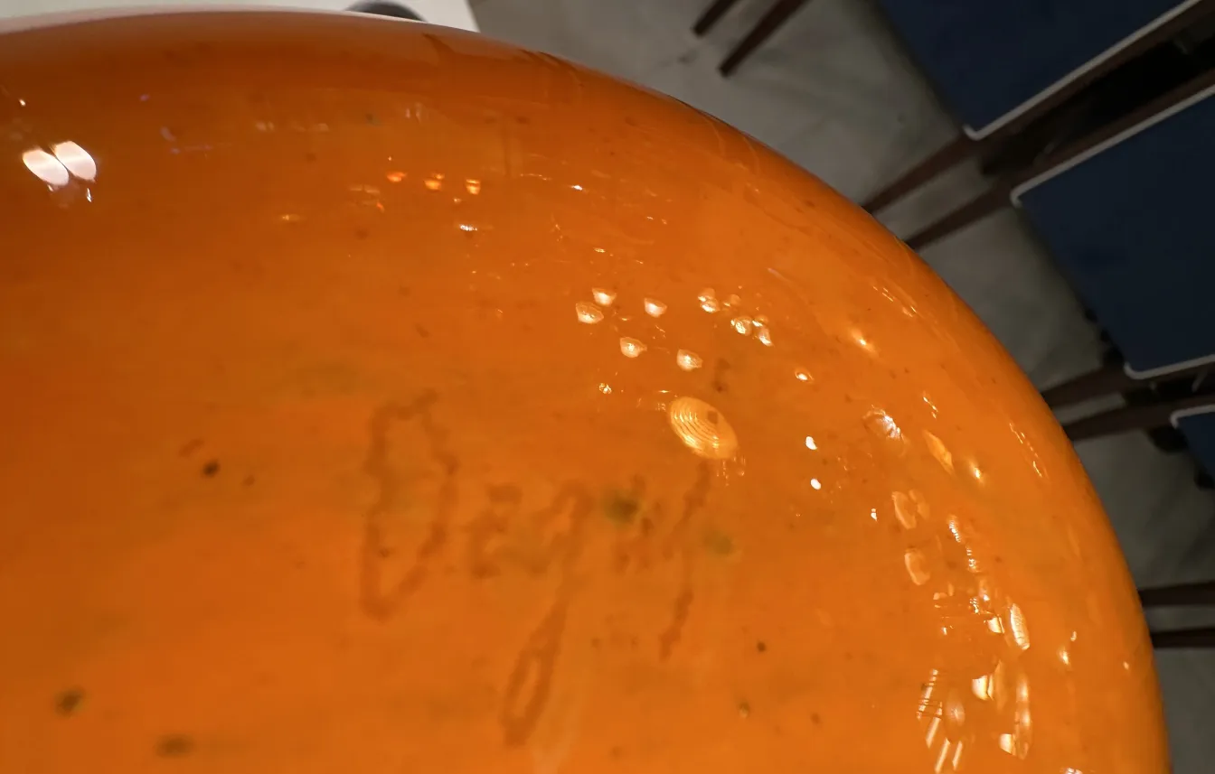 ancien verre signé dégé avec des motifs en tons chauds