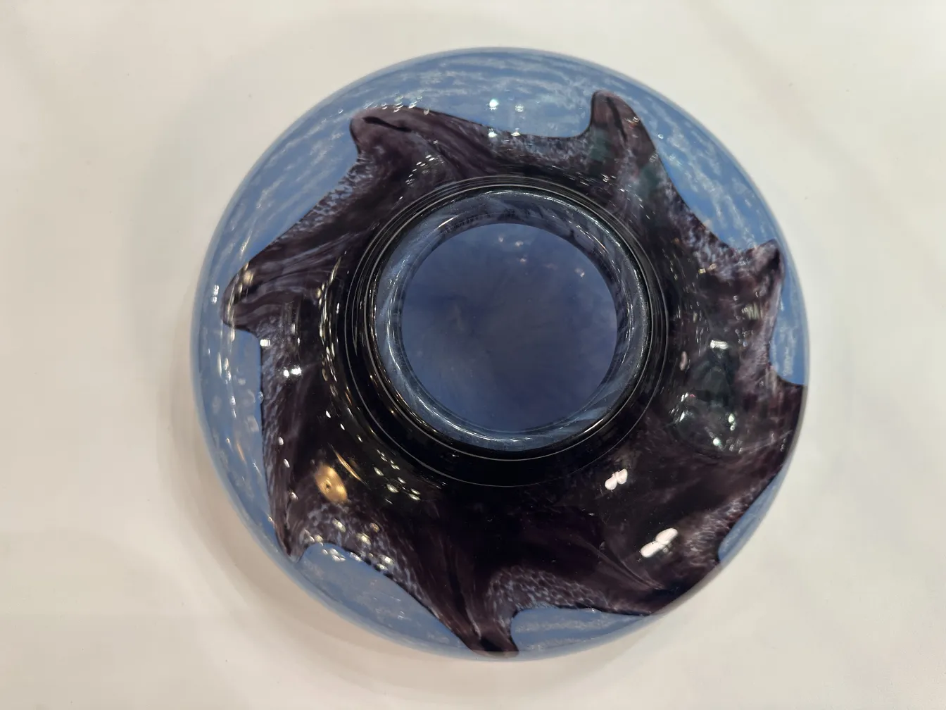 Vue de dessus d'un verre antique signé Degué avec des bords ondulés