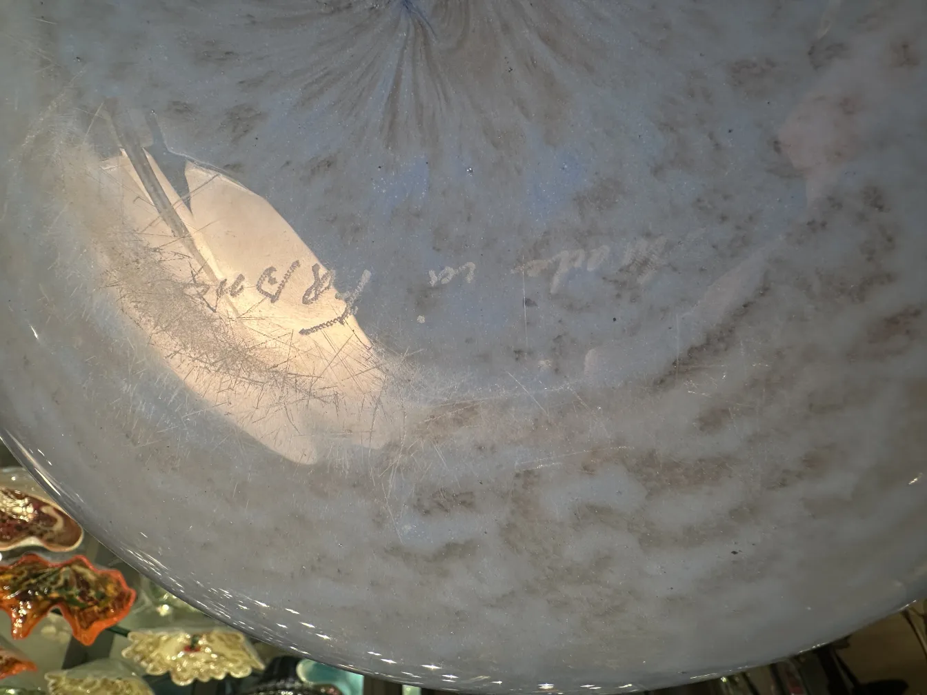 Vue de dessus d'un verre antique signé Degué avec des bords ondulés