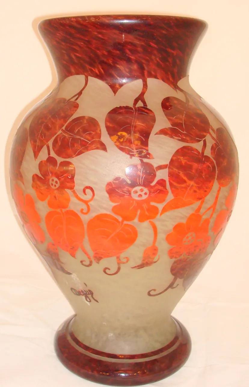 Vaso antigo assinado Degué com decoração de flores vermelhas