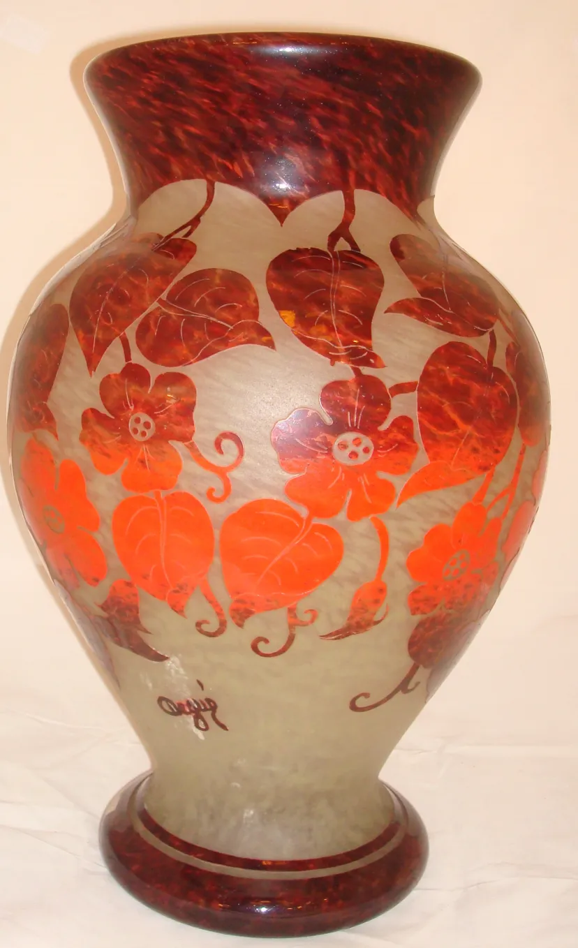 Vaso antigo assinado Degué com decoração de flores vermelhas