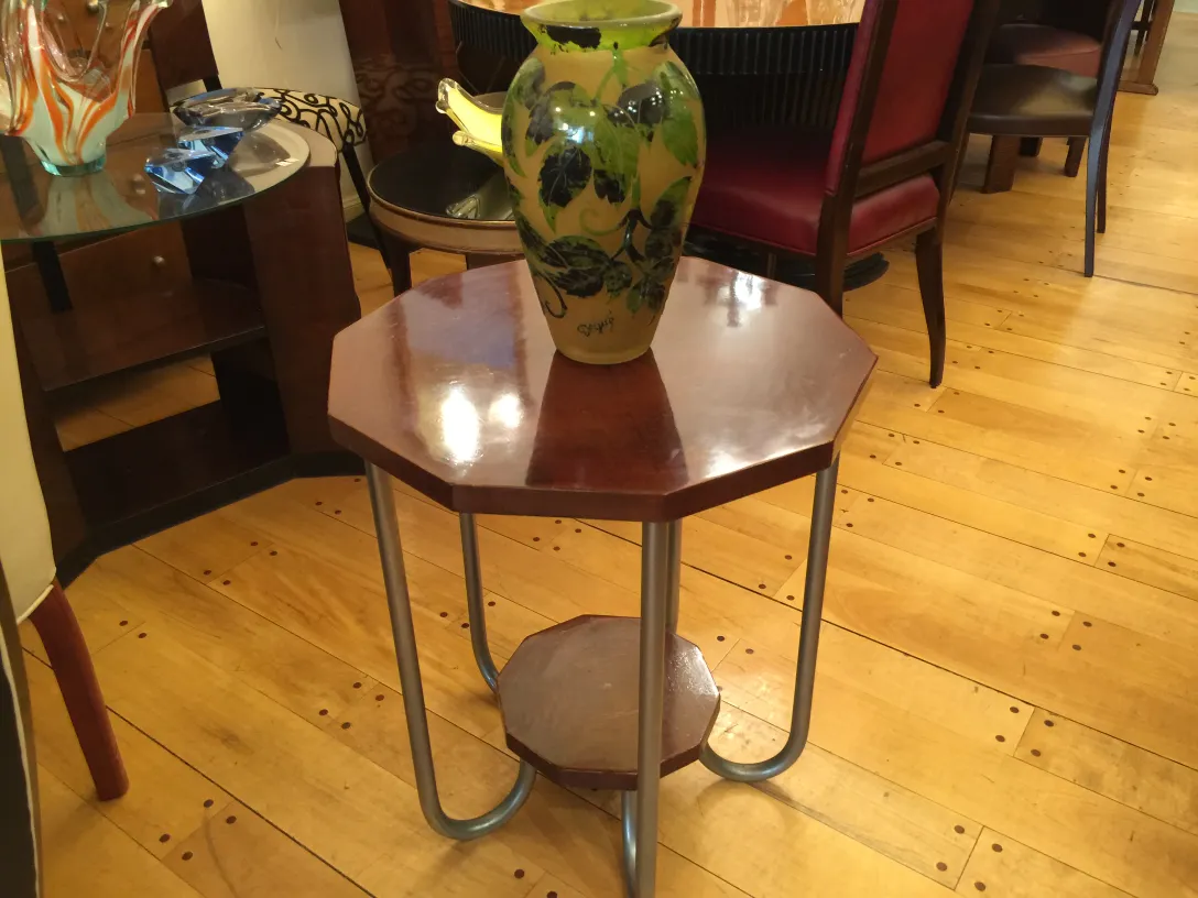 Duas jarras antigas Degué com decorações de folhas verdes