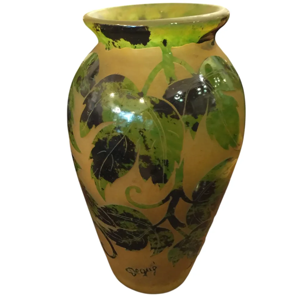 Duas jarras antigas Degué com decorações de folhas verdes