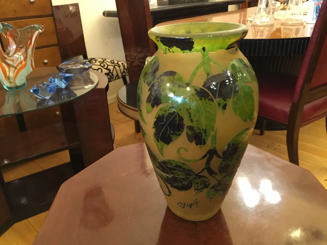 Duas jarras antigas Degué com decorações de folhas verdes