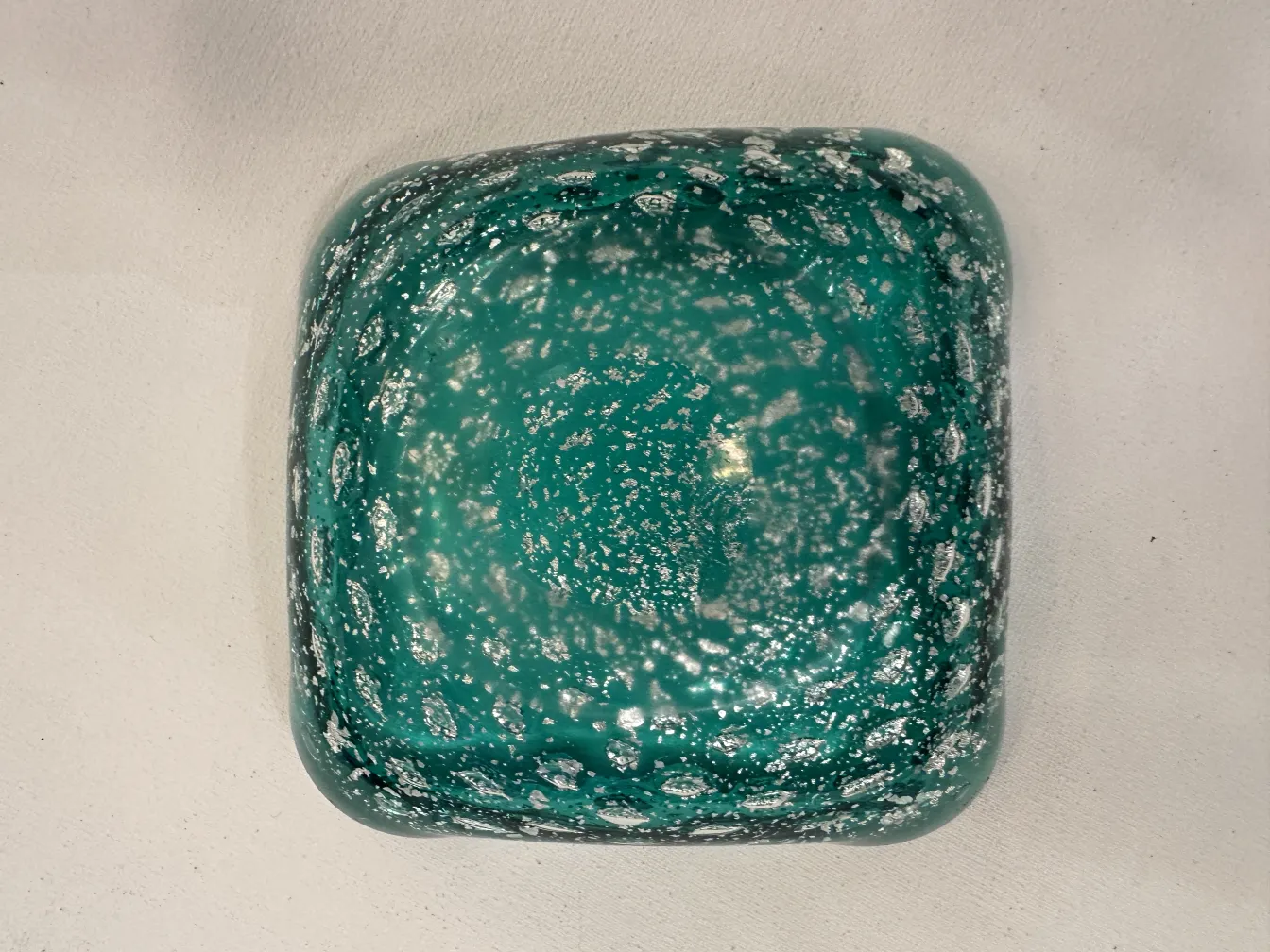 pieza antigua de cristal de murano en color verde con burbujas