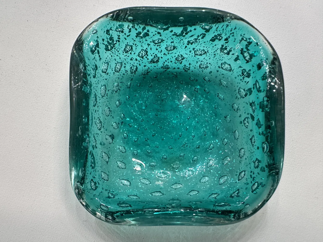 pieza antigua de cristal de murano en color verde con burbujas