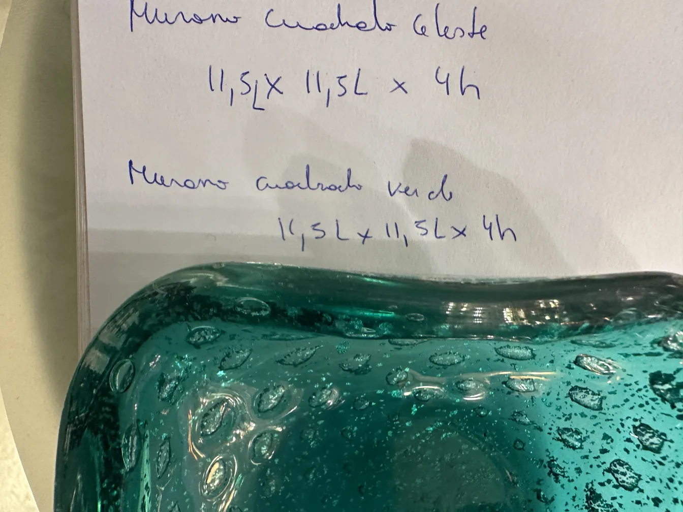 pieza antigua de cristal de murano en color verde con burbujas