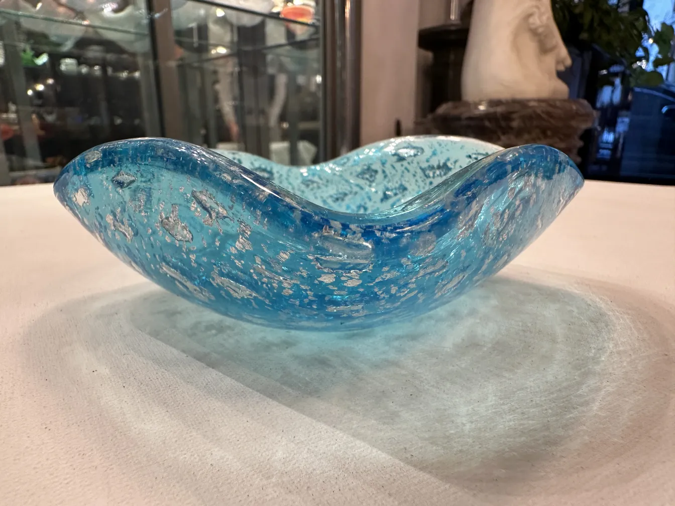 cristal de murano antiguo en tono azul con detalles plateados, elegante y decorativo