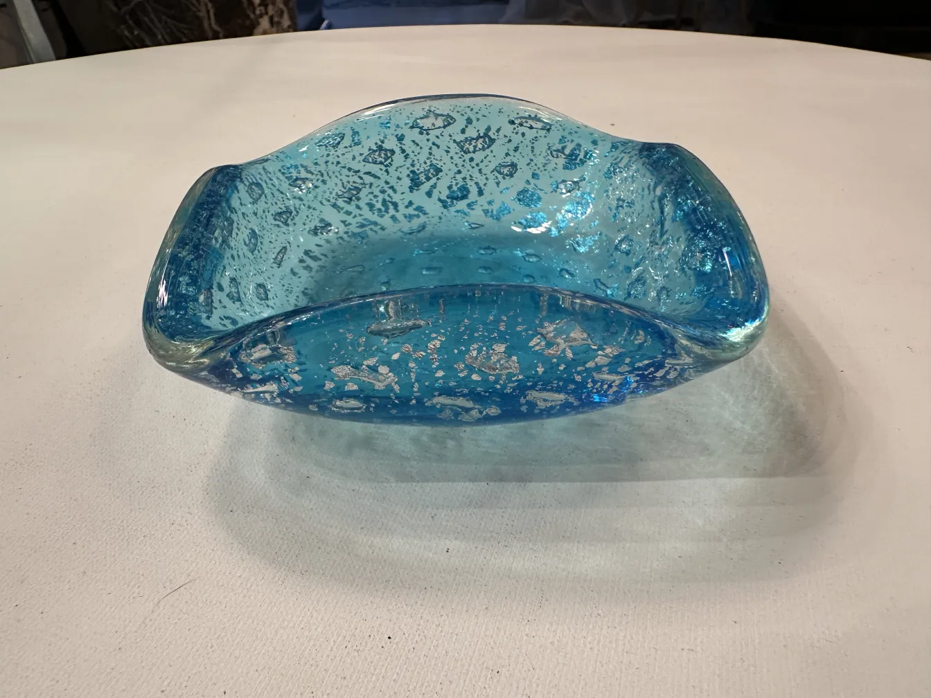cristal de murano antiguo en tono azul con detalles plateados, elegante y decorativo