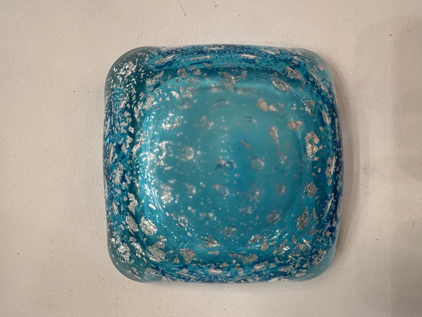 cristal de murano antiguo en tono azul con detalles plateados, elegante y decorativo