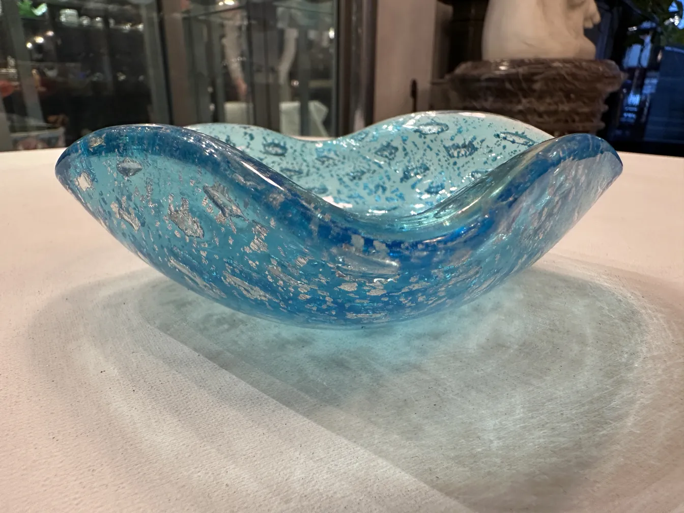 cristal de murano antiguo en tono azul con detalles plateados, elegante y decorativo