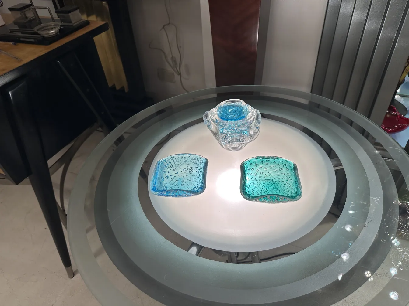 cristal de murano antiguo en tono azul con detalles plateados, elegante y decorativo