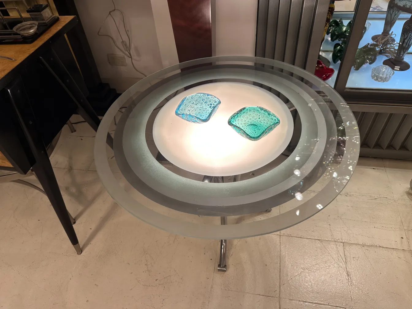 cristal de murano antiguo en tono azul con detalles plateados, elegante y decorativo