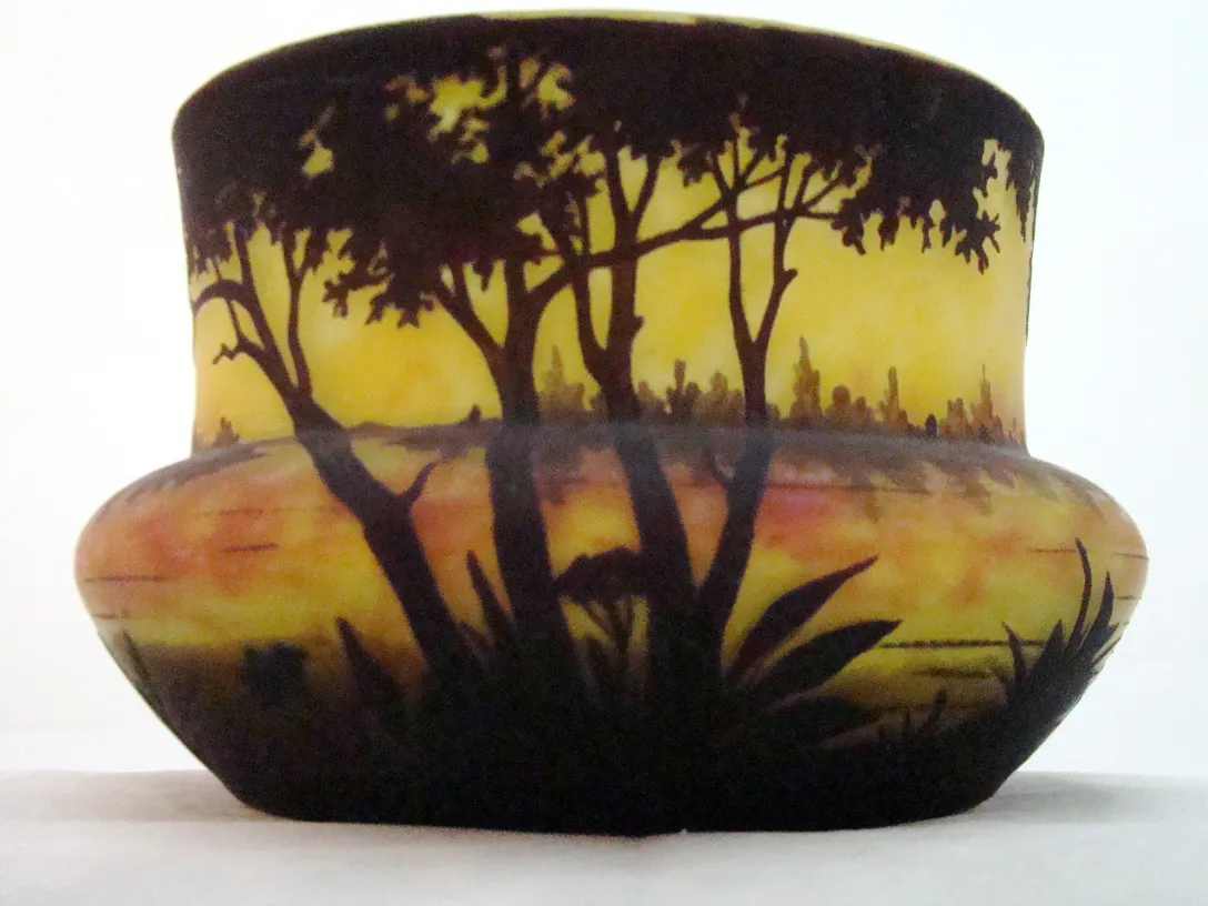Ancien verre signé par Daum Nancy avec un paysage décoratif de la nature.