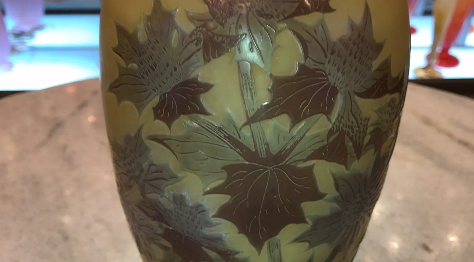 Vaso antico firmato Gallé con fiori incisi, decorativo ed elegante.