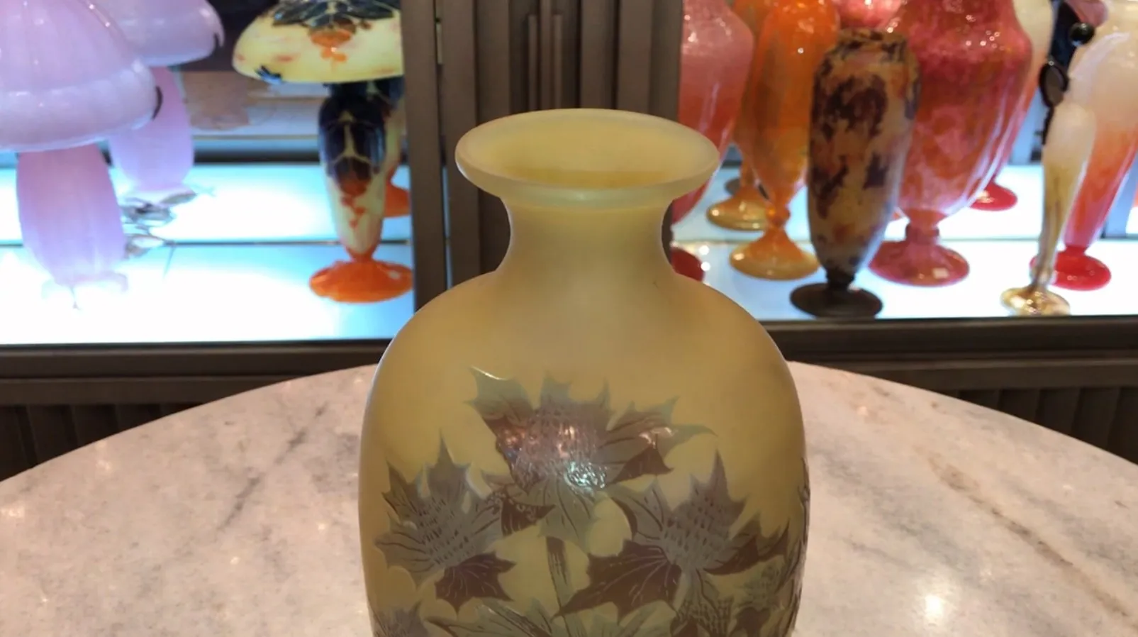Vaso antico firmato Gallé con fiori incisi, decorativo ed elegante.