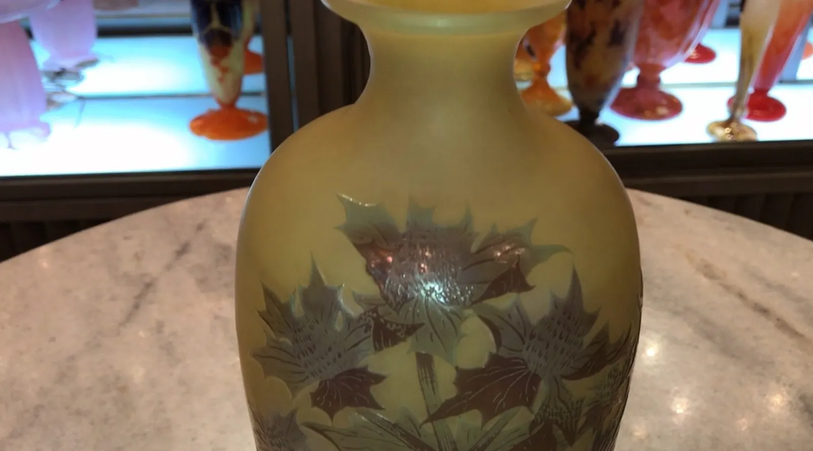 Vaso antico firmato Gallé con fiori incisi, decorativo ed elegante.
