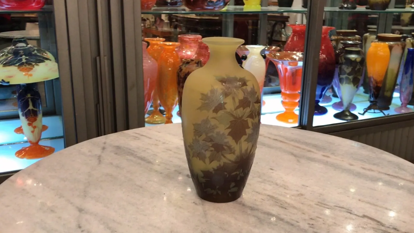 Vaso antico firmato Gallé con fiori incisi, decorativo ed elegante.