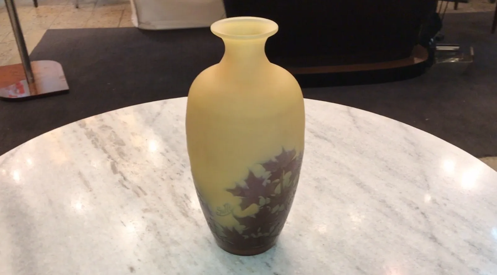Vaso antico firmato Gallé con fiori incisi, decorativo ed elegante.