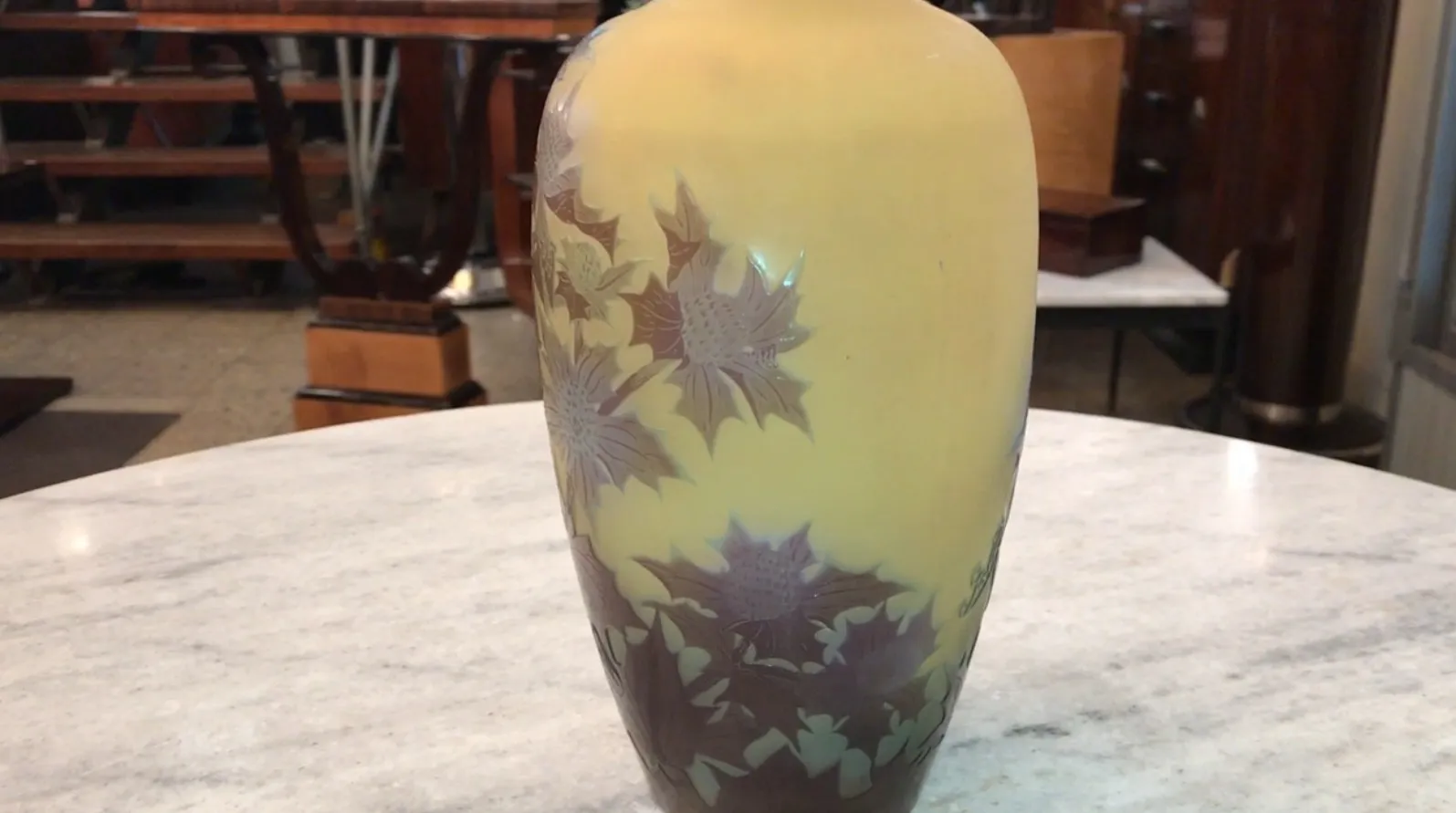 Vaso antico firmato Gallé con fiori incisi, decorativo ed elegante.