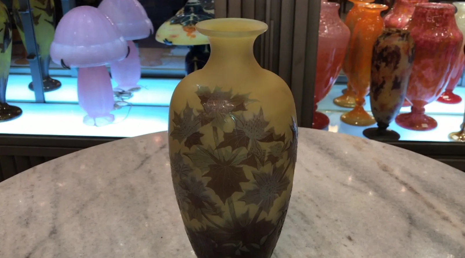 Vaso antico firmato Gallé con fiori incisi, decorativo ed elegante.