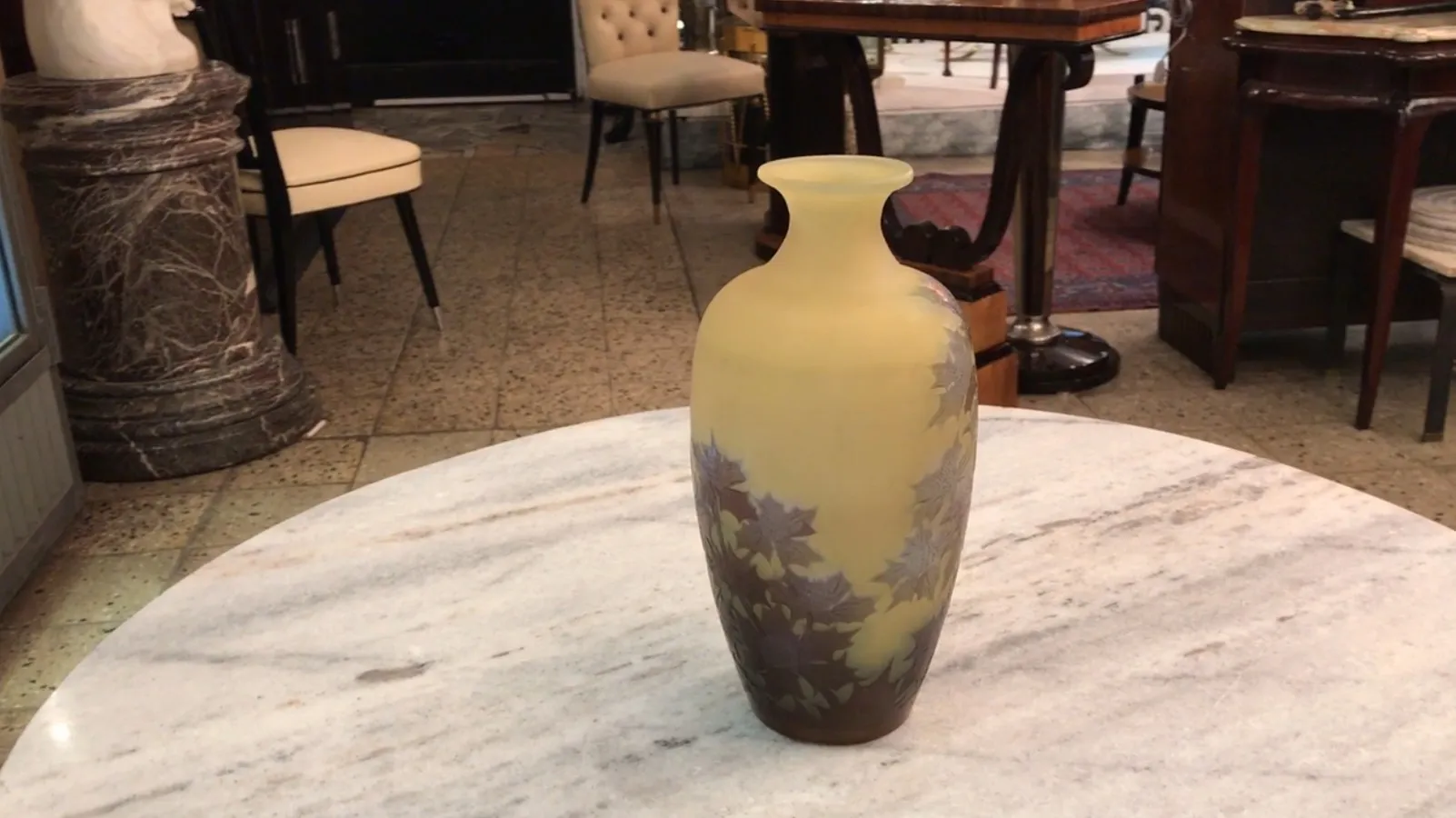 Vaso antico firmato Gallé con fiori incisi, decorativo ed elegante.