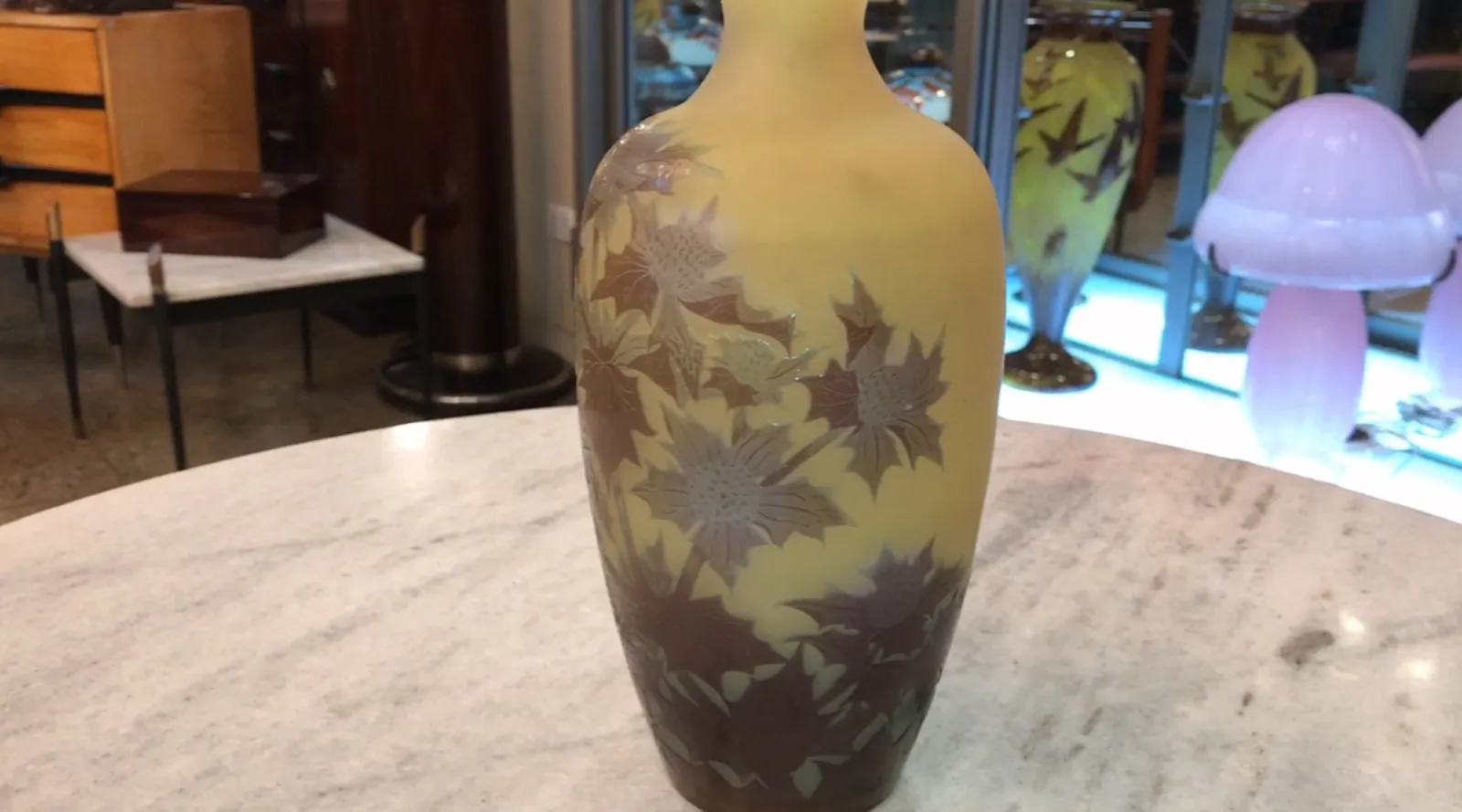 Vaso antico firmato Gallé con fiori incisi, decorativo ed elegante.