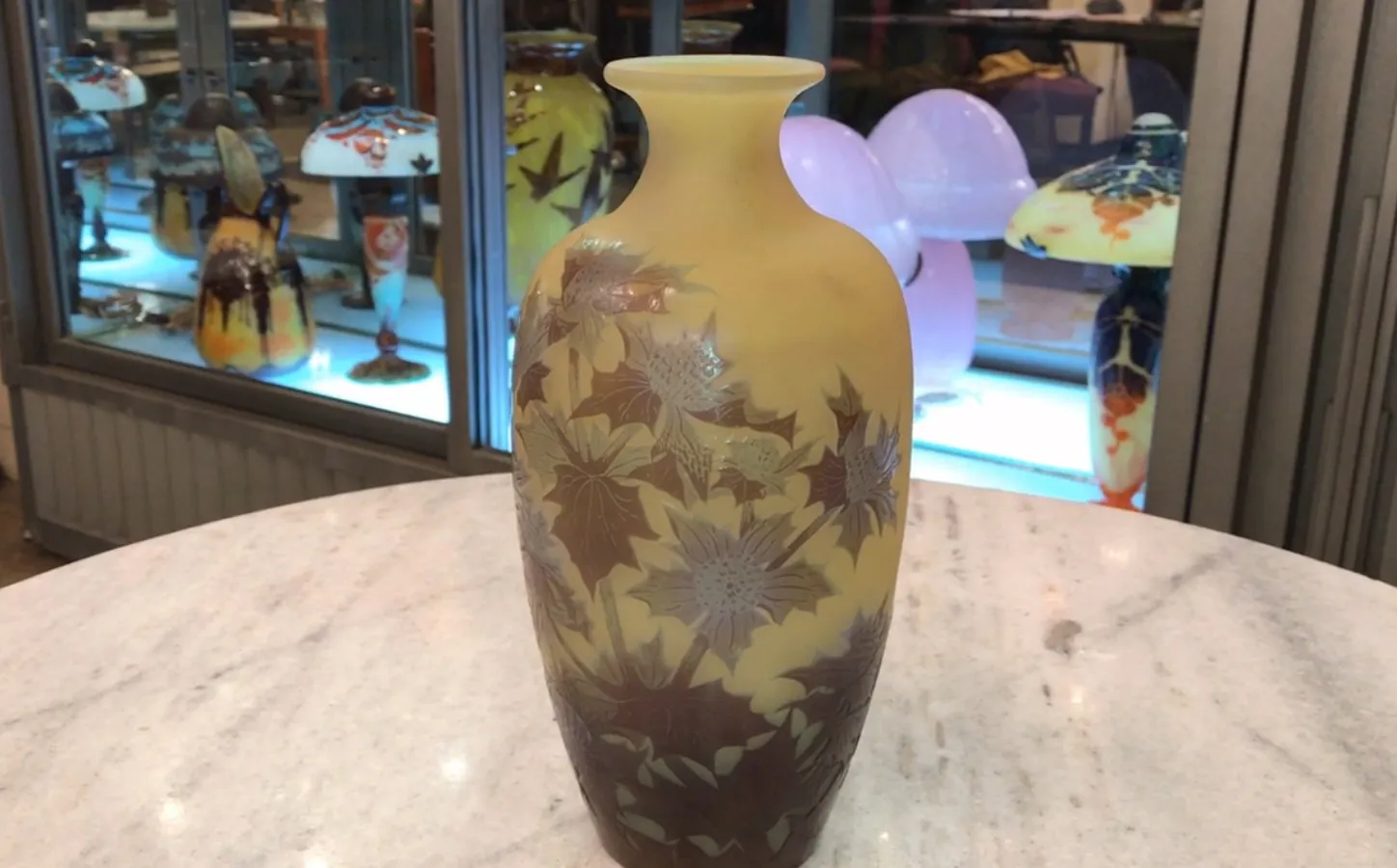 Vaso antico firmato Gallé con fiori incisi, decorativo ed elegante.