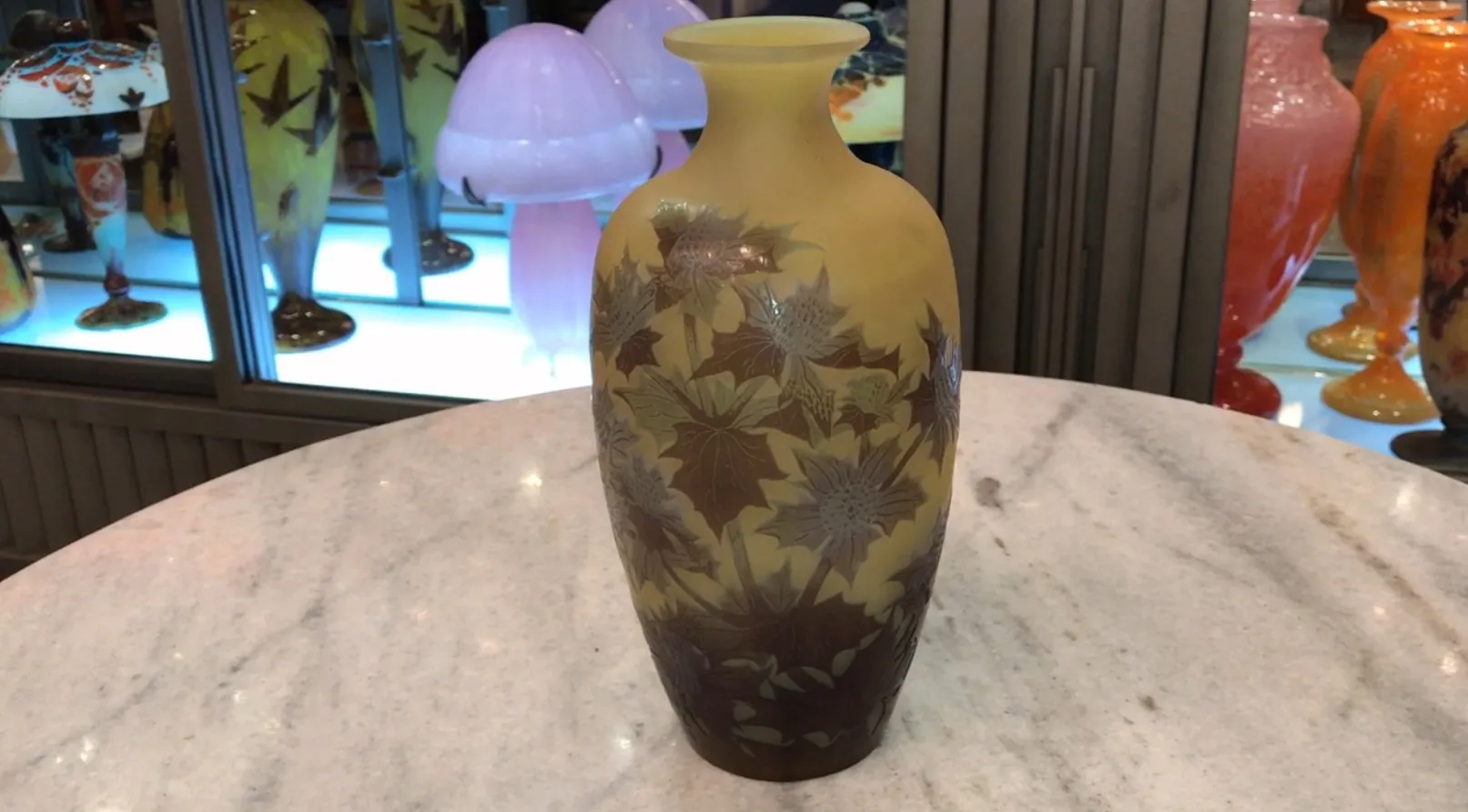 Vaso antico firmato Gallé con fiori incisi, decorativo ed elegante.