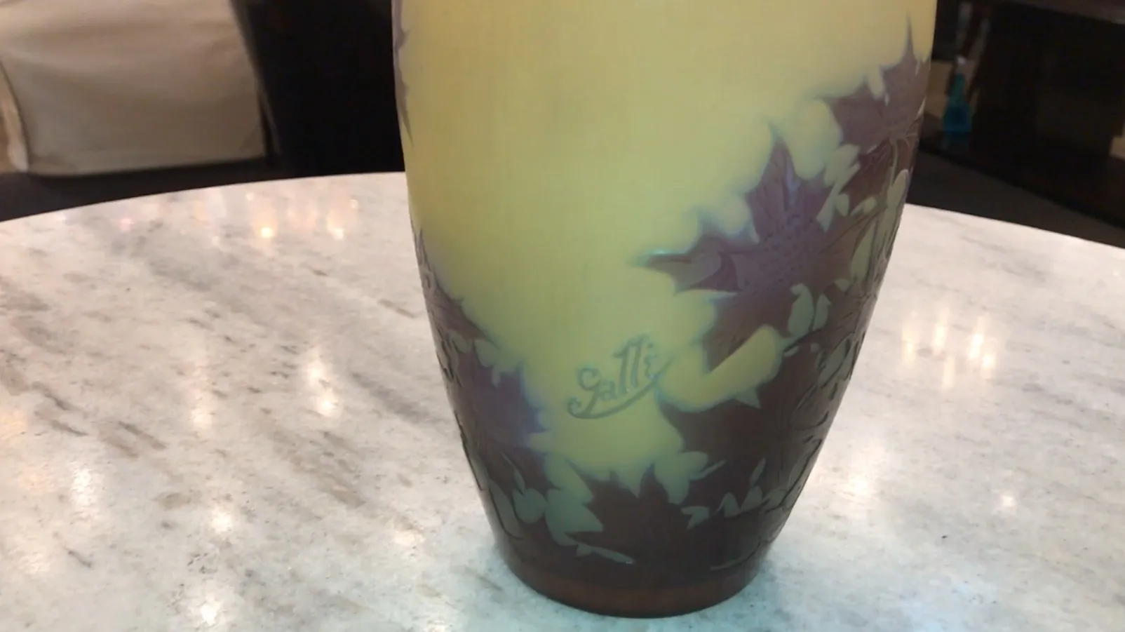 Vaso antico firmato Gallé con fiori incisi, decorativo ed elegante.